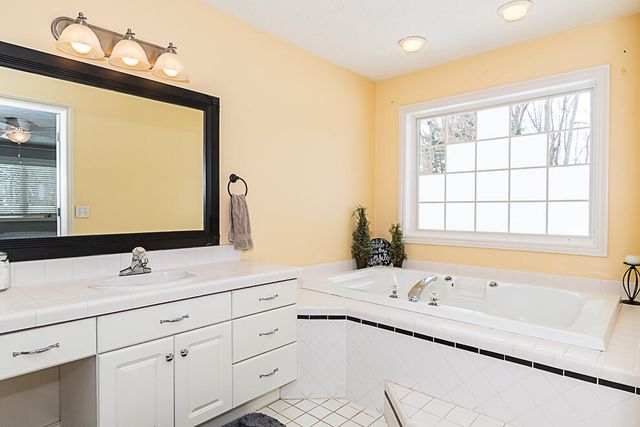 8551 Old Stone Circle, Kalamazoo, MI 49009