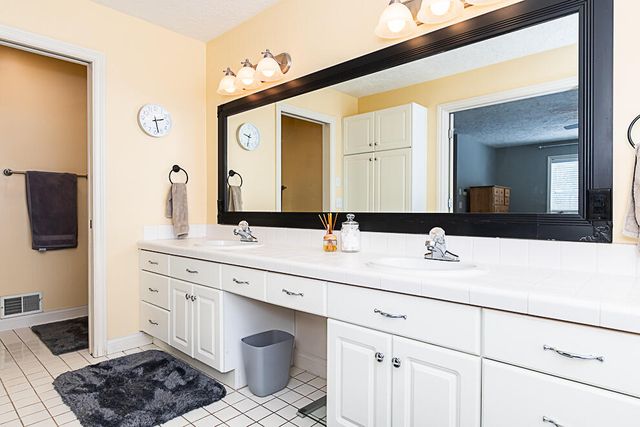 8551 Old Stone Circle, Kalamazoo, MI 49009