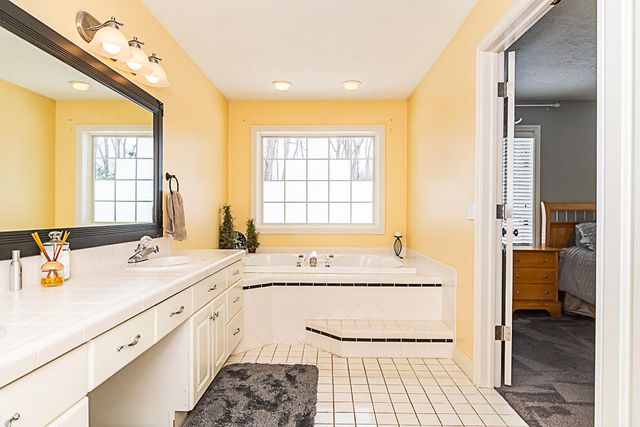 8551 Old Stone Circle, Kalamazoo, MI 49009