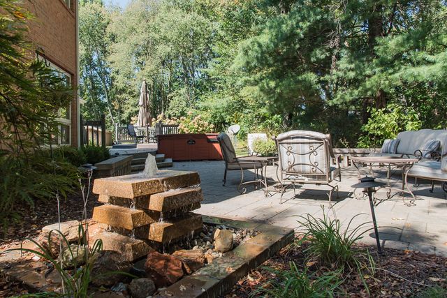 8551 Old Stone Circle, Kalamazoo, MI 49009