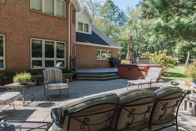 8551 Old Stone Circle, Kalamazoo, MI 49009