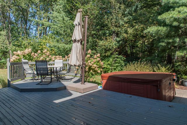 8551 Old Stone Circle, Kalamazoo, MI 49009