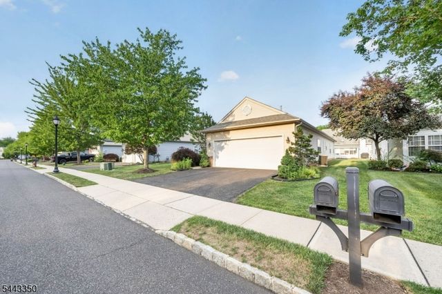 14 Daulton Dr, Franklin Twp., NJ 08873