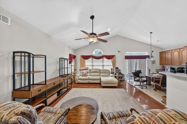 14 Daulton Dr, Franklin Twp., NJ 08873