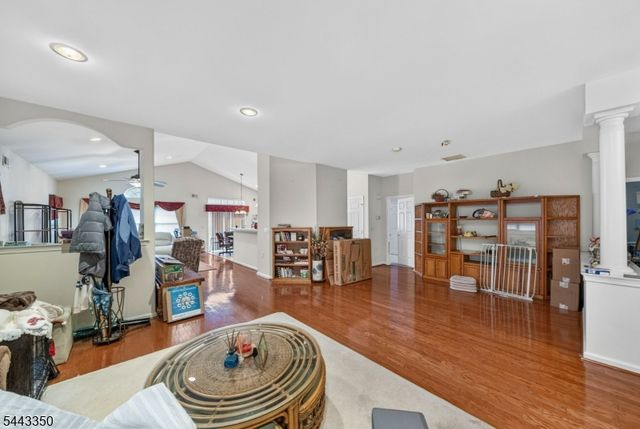 14 Daulton Dr, Franklin Twp., NJ 08873