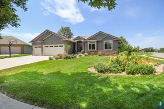 6801 S Braxton Cir, Sioux Falls, SD 57108