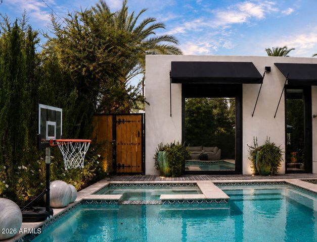 61 W WILSHIRE Drive, Phoenix, AZ 85003