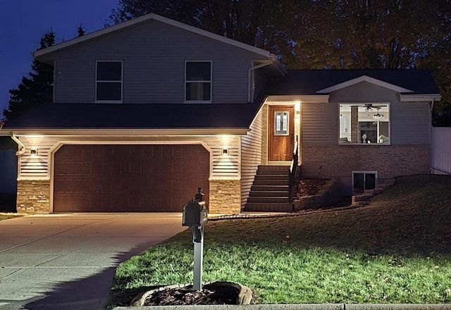 2205 Green Valley Drive, Janesville, WI 53546