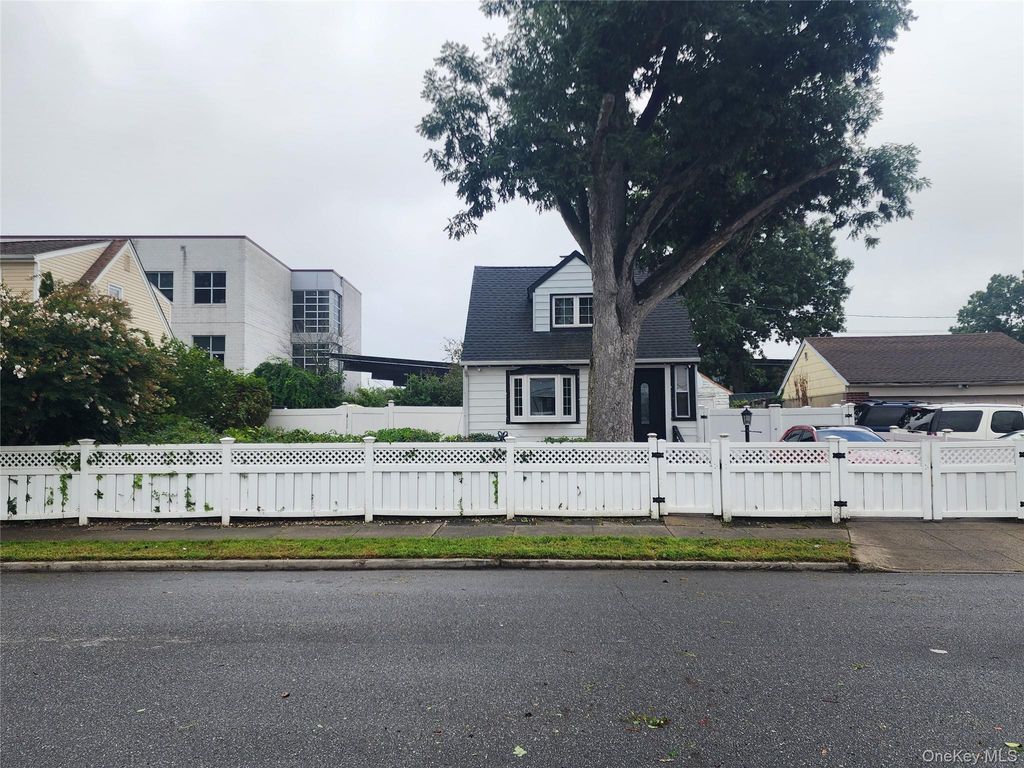 5 Konig Court, Roosevelt, NY 11575 — exterior