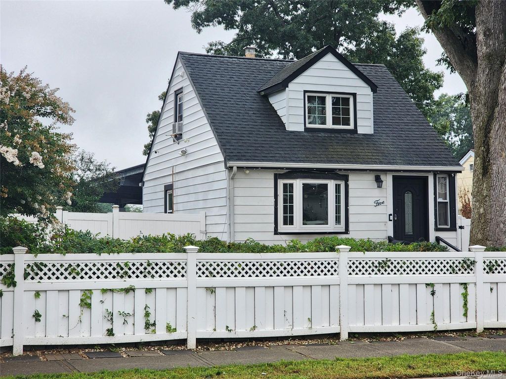 5 Konig Court, Roosevelt, NY 11575 — photo 3