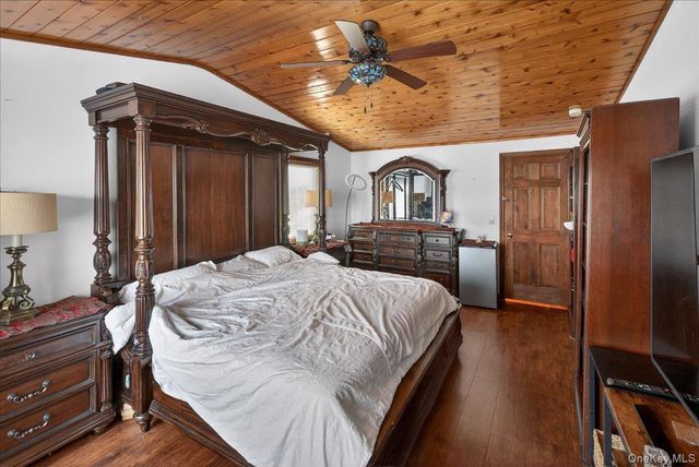 528 Lockwood Drive, Shirley, NY 11967