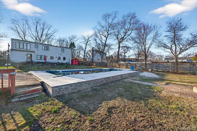 528 Lockwood Drive, Shirley, NY 11967