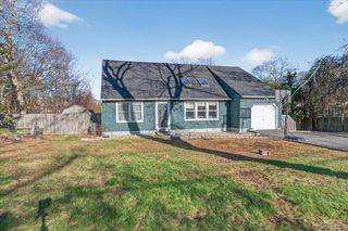 528 Lockwood Drive, Shirley, NY 11967