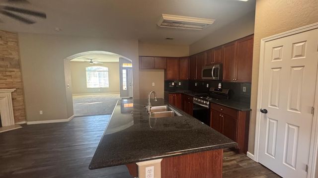 1936 W Heather Lane, Hanford, CA 93230