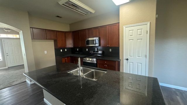 1936 W Heather Lane, Hanford, CA 93230