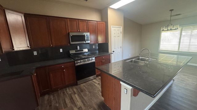 1936 W Heather Lane, Hanford, CA 93230