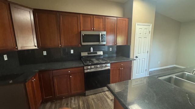 1936 W Heather Lane, Hanford, CA 93230