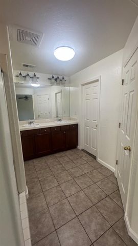 1936 W Heather Lane, Hanford, CA 93230