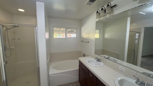 1936 W Heather Lane, Hanford, CA 93230