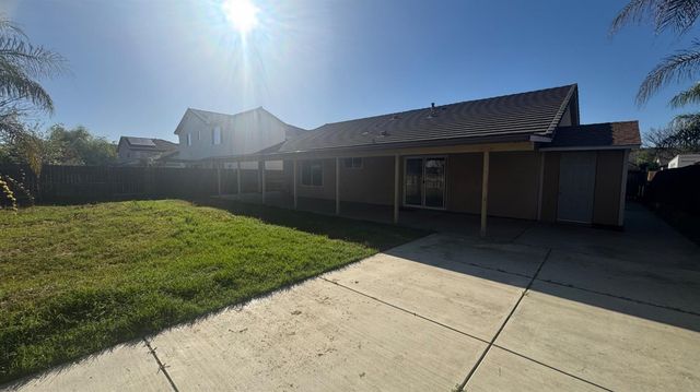 1936 W Heather Lane, Hanford, CA 93230