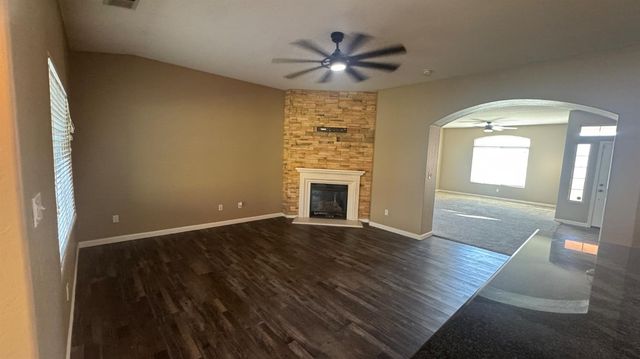 1936 W Heather Lane, Hanford, CA 93230