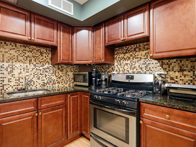333 S EAST Avenue 306, Oak Park, IL 60302