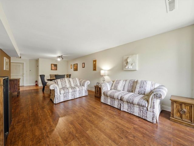 333 S EAST Avenue 306, Oak Park, IL 60302