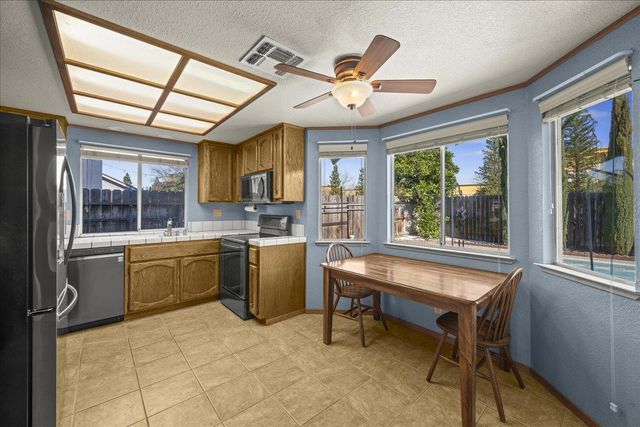 1438 Deerfield Cir, Roseville, CA 95747