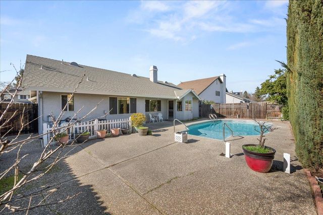 1438 Deerfield Cir, Roseville, CA 95747