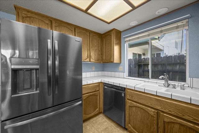 1438 Deerfield Cir, Roseville, CA 95747