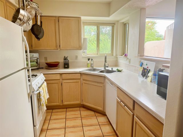 1084 Avenida Linda, Santa Fe, NM 87507