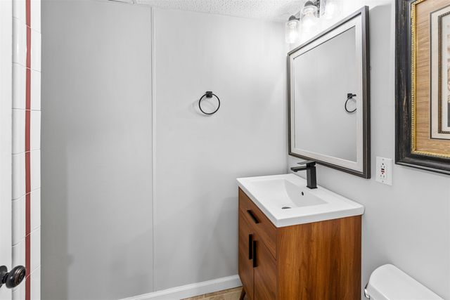 2116 Shalimar Dr, Salina, KS 67401