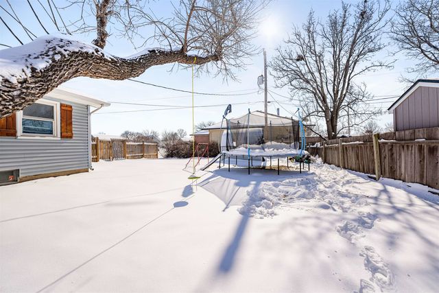 2116 Shalimar Dr, Salina, KS 67401