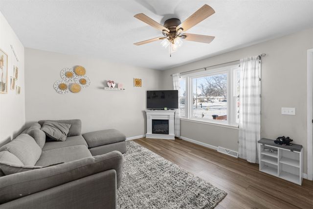 2116 Shalimar Dr, Salina, KS 67401