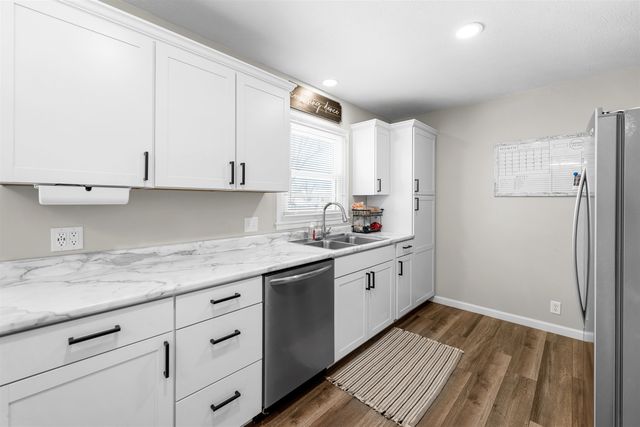 2116 Shalimar Dr, Salina, KS 67401