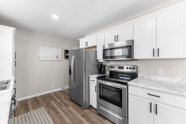 2116 Shalimar Dr, Salina, KS 67401