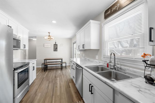 2116 Shalimar Dr, Salina, KS 67401