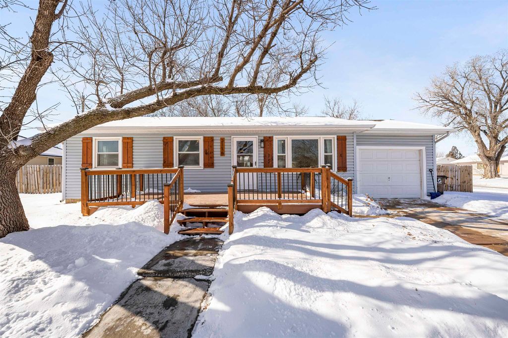 2116 Shalimar Dr, Salina, KS 67401