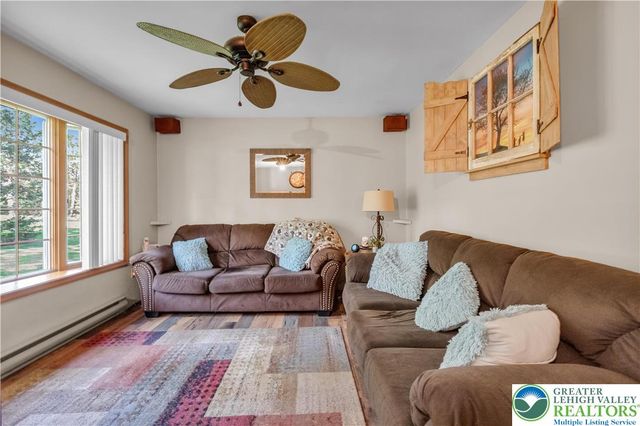 304 Shady Oaks Drive East, Ross Twp, PA 18353