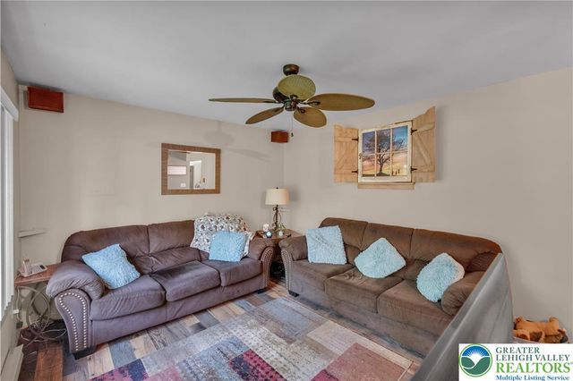 304 Shady Oaks Drive East, Ross Twp, PA 18353