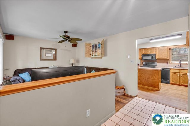 304 Shady Oaks Drive East, Ross Twp, PA 18353