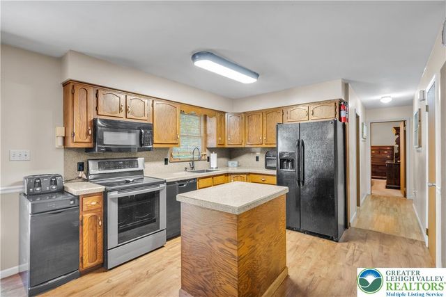 304 Shady Oaks Drive East, Ross Twp, PA 18353