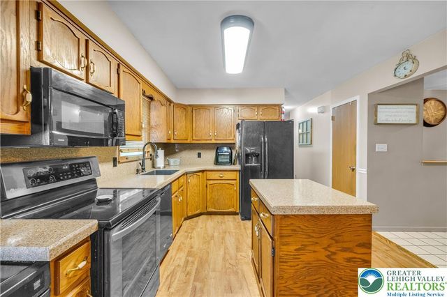 304 Shady Oaks Drive East, Ross Twp, PA 18353