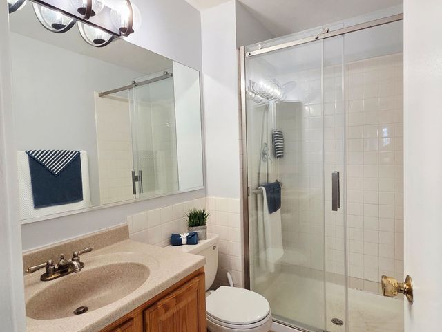 1217 S Old Wilke Road 201, Arlington Heights, IL 60005