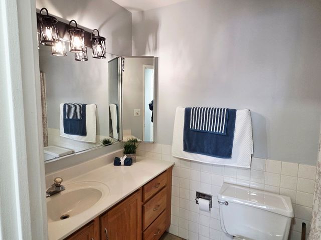 1217 S Old Wilke Road 201, Arlington Heights, IL 60005