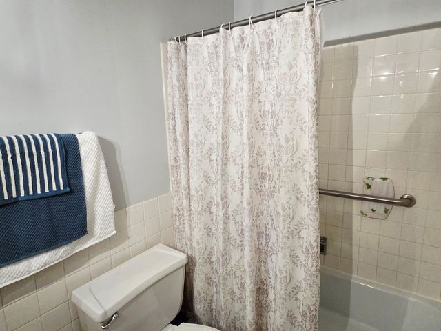 1217 S Old Wilke Road 201, Arlington Heights, IL 60005