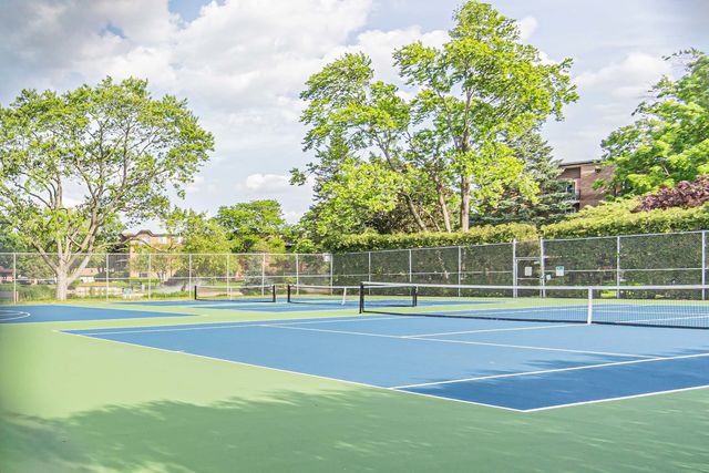 1217 S Old Wilke Road 201, Arlington Heights, IL 60005