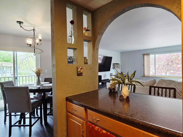 1217 S Old Wilke Road 201, Arlington Heights, IL 60005