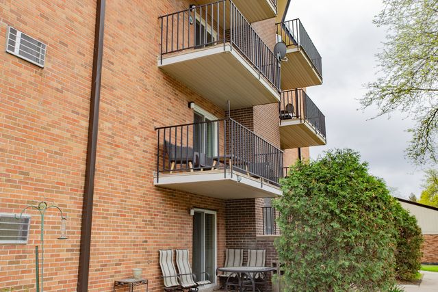 1217 S Old Wilke Road 201, Arlington Heights, IL 60005