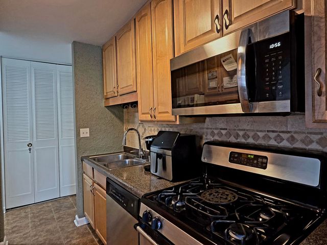 1217 S Old Wilke Road 201, Arlington Heights, IL 60005